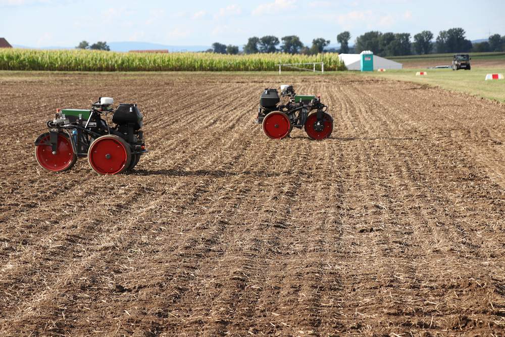 Roboty Xaver zostały stworzone z myślą o pracy w tzw. roju, czyli kilka robotów pracuje na jednym polu równocześnie.