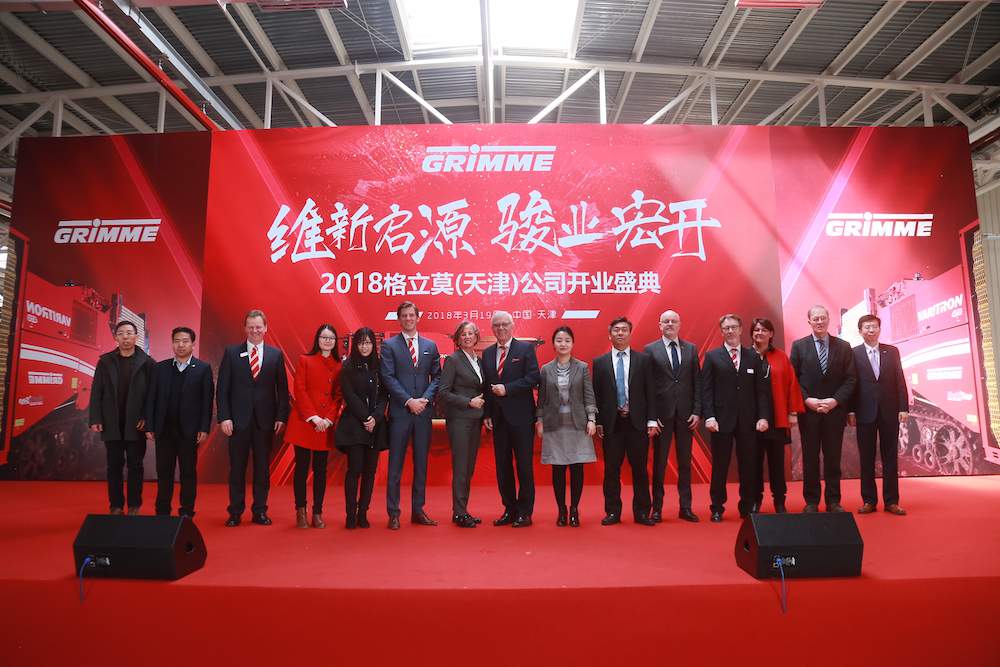 Christoph, Christine i Franz Grimme (w środku) oraz Franz-Bernd Kruthaup (3. od lewej) podczas otwarcia zakładu w Chinach.