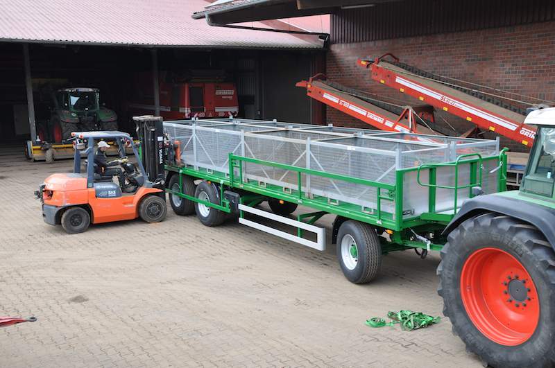 Transport skrzyniopalet do ziemniaków umożliwia nowa konstrukcja przyczepy z serii agroliner firmy Kröger. 