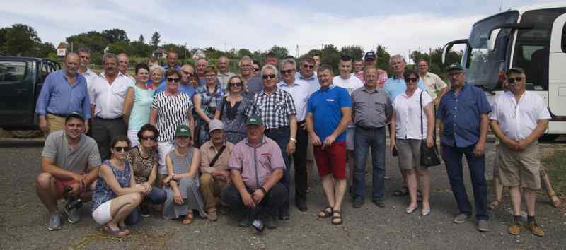 Blisko 40-osobowa grupa rolników w gospodarstwie Dörögdi Mező na Węgrzech.