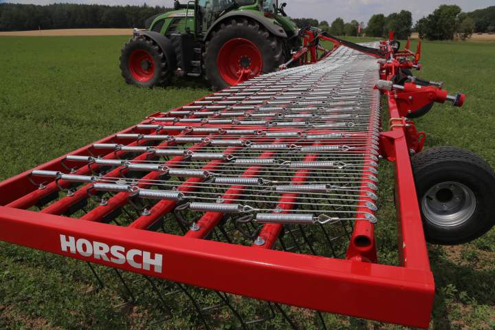 Każdy element roboczy Horsch Cura ST zamocowany jest linką i sprężyną.
