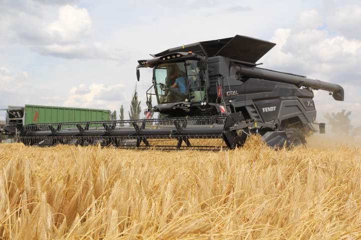 Fendt Ideal 7 ParaLevel z hederm PowerFlow o szerokości10,7 podczas zbioru jęczmienia ozimego.