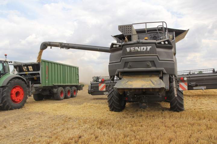 Fendt Ideal 7 ParaLevel z hederm PowerFlow o szerokości10,7 podczas zbioru jęczmienia ozimego.
