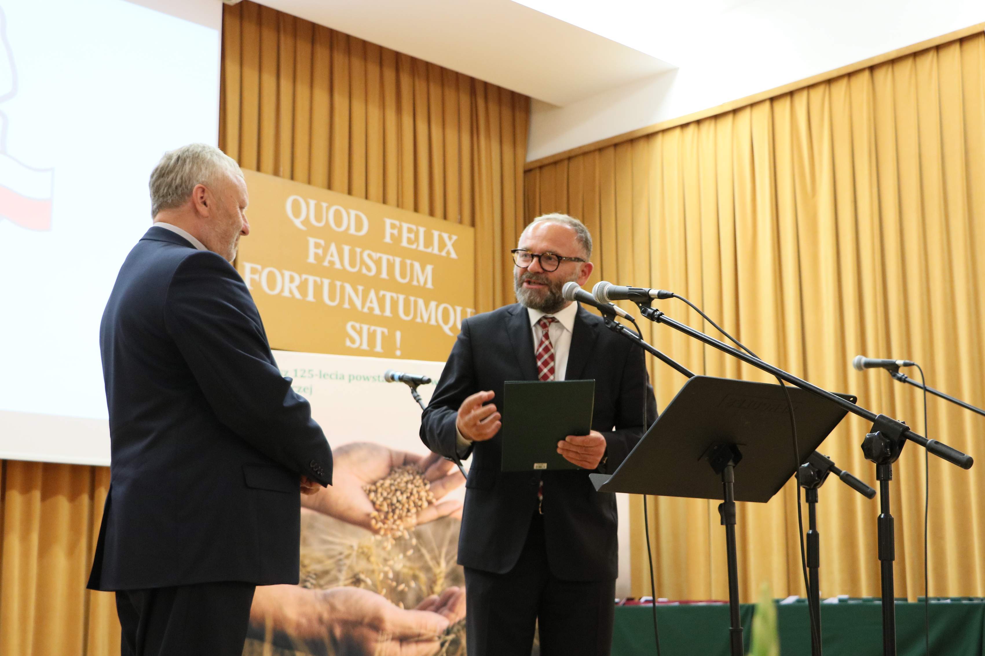 Gratulacje dla Samorządowców z Izb Rolniczych na ręce prezesa Wiktora Szumlewicza złożył Karol Bujoczek, redaktor naczelny top agrar Polska.