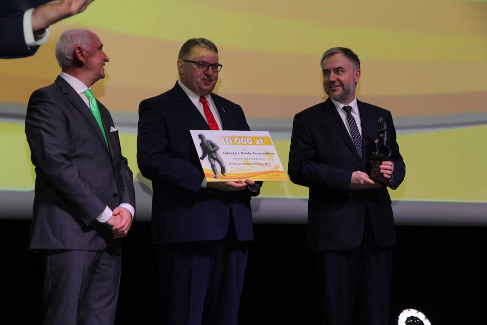 Nagrody laureatom wręczali (od lewej): prof. Grzegorz Skrzypczak, wicemarszałek Krzysztof Grabowski oraz marszałek Marek Woźniak.