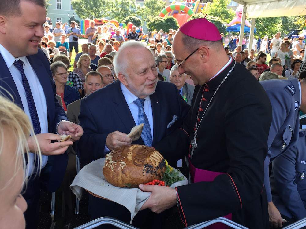 Arcybiskup gnieźnieński i wielkopolscy samorządowcy sprawiedliwie dzielili chleb pomiędzy gości.