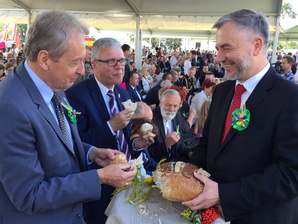 Arcybiskup gnieźnieński i wielkopolscy samorządowcy sprawiedliwie dzielili chleb pomiędzy gości.
