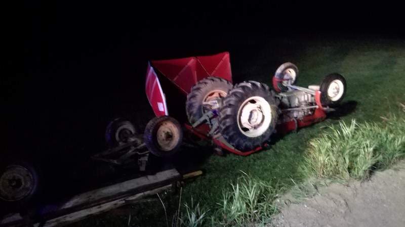 Miejsce wypadku przewróconego traktora. Fot. OSP Raczki