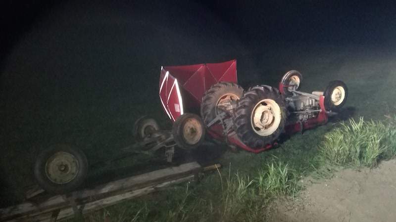 Miejsce wypadku przewróconego traktora. Fot. OSP Raczki