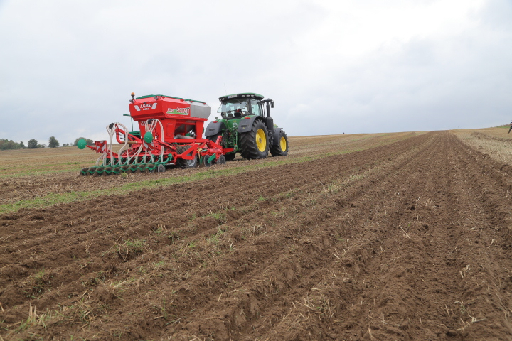 Firma Agro-Masz zorganizowała pokazy siewu rzepaku w trzech technologiach, z wykorzystaniem różnych maszyn z oferty producenta.