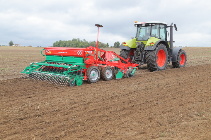 Firma Agro-Masz zorganizowała pokazy siewu rzepaku w trzech technologiach, z wykorzystaniem różnych maszyn z oferty producenta.