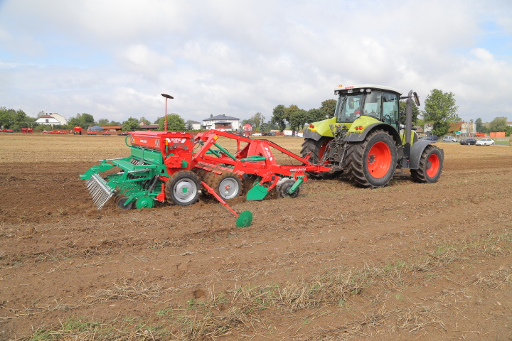 Firma Agro-Masz zorganizowała pokazy siewu rzepaku w trzech technologiach, z wykorzystaniem różnych maszyn z oferty producenta.