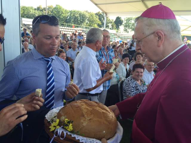 Abp. Gądecki rozdawał zebranym na bukowskim stadionie chleb – symbol dobrych zbiorów i ich sprawiedliwego podziału.