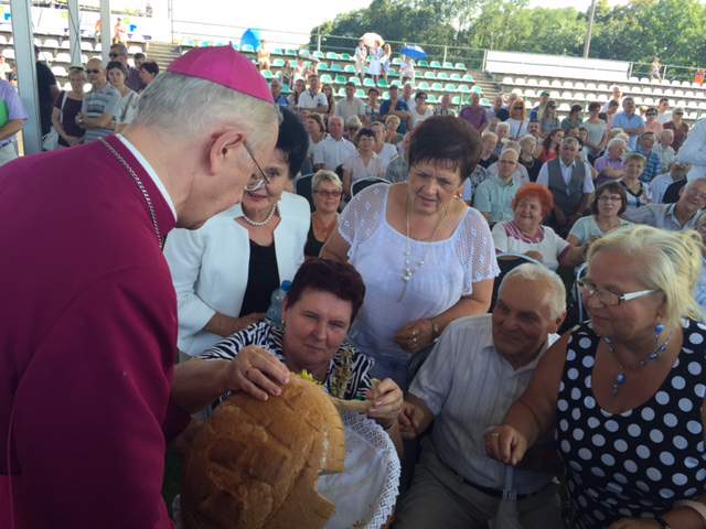 Abp. Gądecki rozdawał zebranym na bukowskim stadionie chleb – symbol dobrych zbiorów i ich sprawiedliwego podziału.