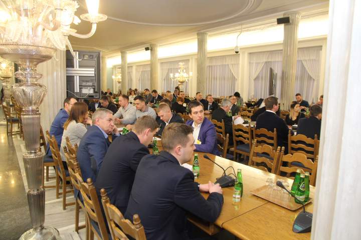 Do Sejmu licznie przybyli rolnicy zaproszeni przez redakcje top agrar Polska oraz przedstawiciele organizacji ekologicznych i społecznych.
