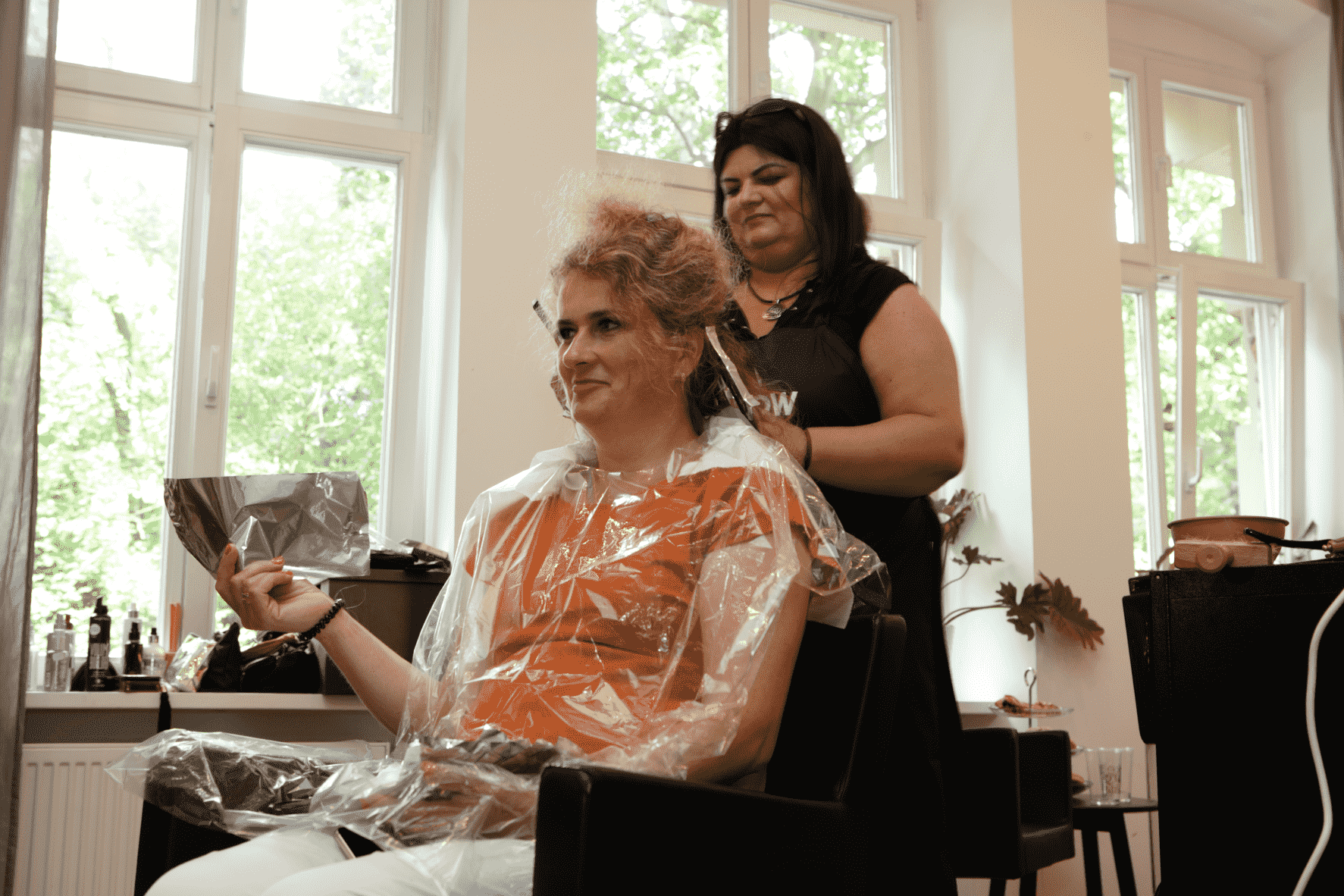 Naturalny blond rozjaśniają cienkie pasemka na całej długości, wykonane za pomocą farby, by nie niszczyć włosów.