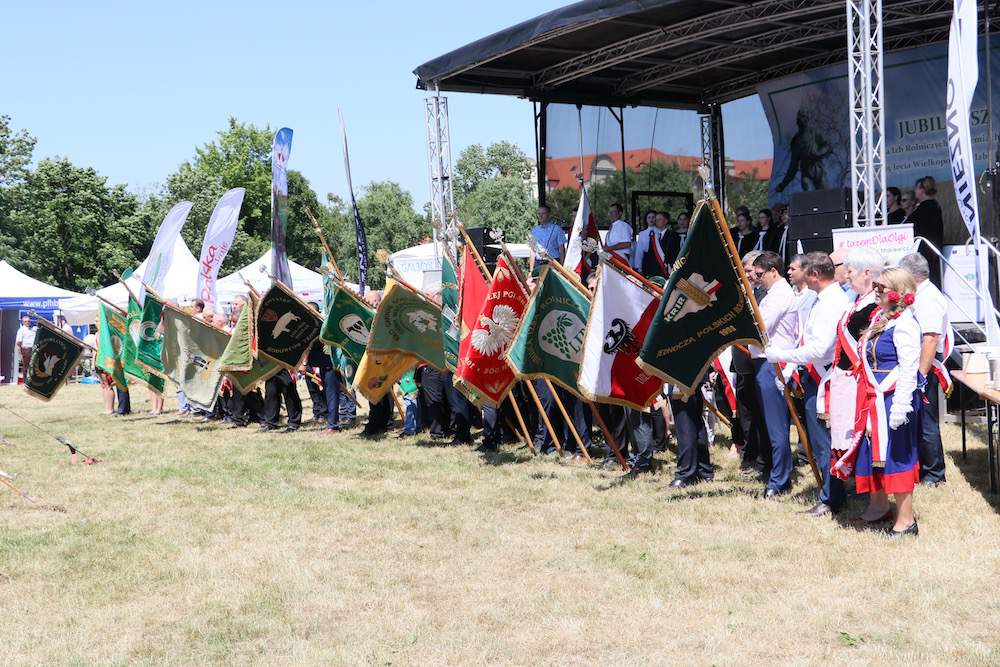 Po mszy świętej rozpoczęła się część oficjalna jubileuszu, która była doskonałą okazją do uhonorowania najbardziej zasłużonych działaczy na rzecz Wielkopolskiej Izby Rolniczej i wielkopolskiego rolnictwa.