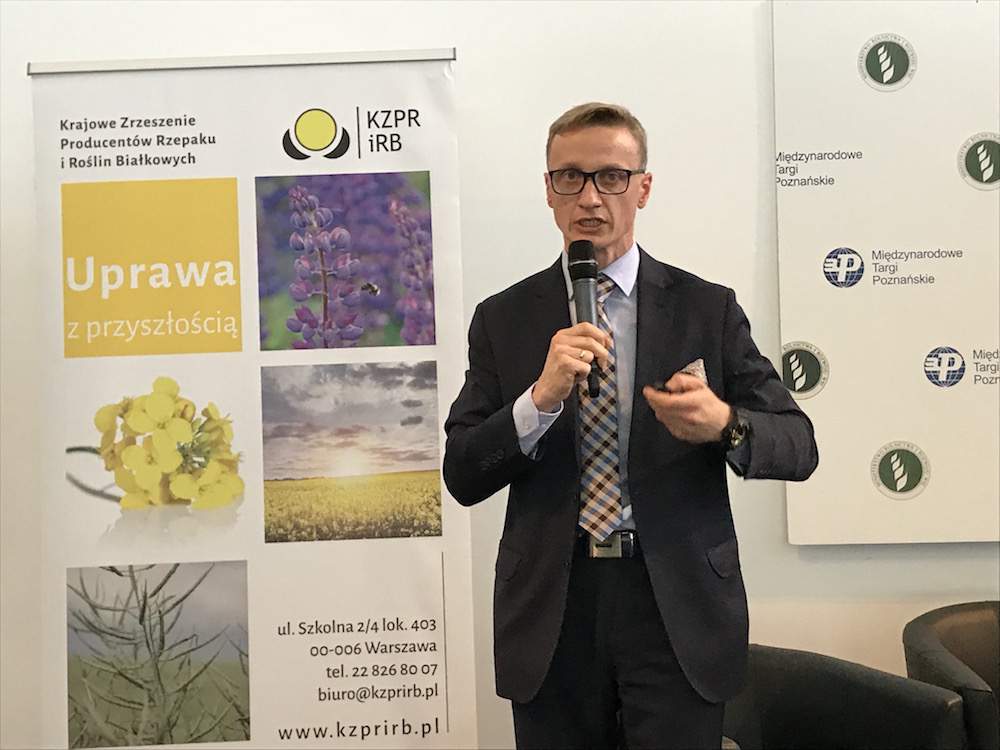Adam Stępień – dyrektor generalny Polskiego Stowarzyszenia Producentów Oleju przedstawił sytuację na rynku białka paszowego, wciąż importujemy ok. 2 mln ton śruty sojowej rocznie, ale też eksportujemy prawie 0,5 mln t śruty rzepakowej. Fot. Bujoczek
