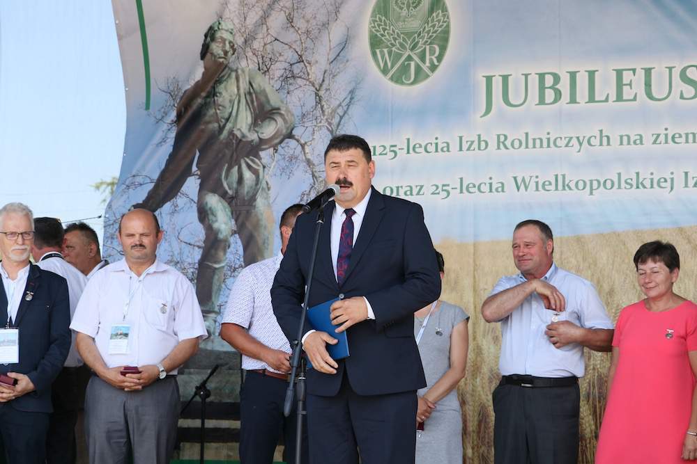 Obecny na uroczystości wiceminister rolnictwa Ryszard Bartosik, pochodzący z powiatu tureckiego w Wielkopolsce, wręczył oznaki zasłużony dla rolnictwa na wniosek Wielkopolskiej Izby Rolniczej.