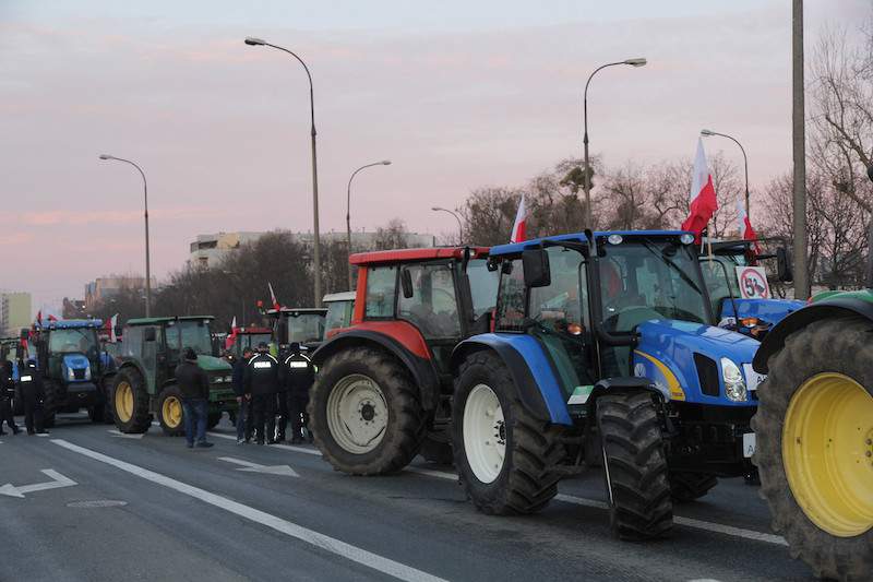 Ok. 50 traktorów pojawiło się nad ranem na ul. Kasprzaka i zatarasowało jezdnię