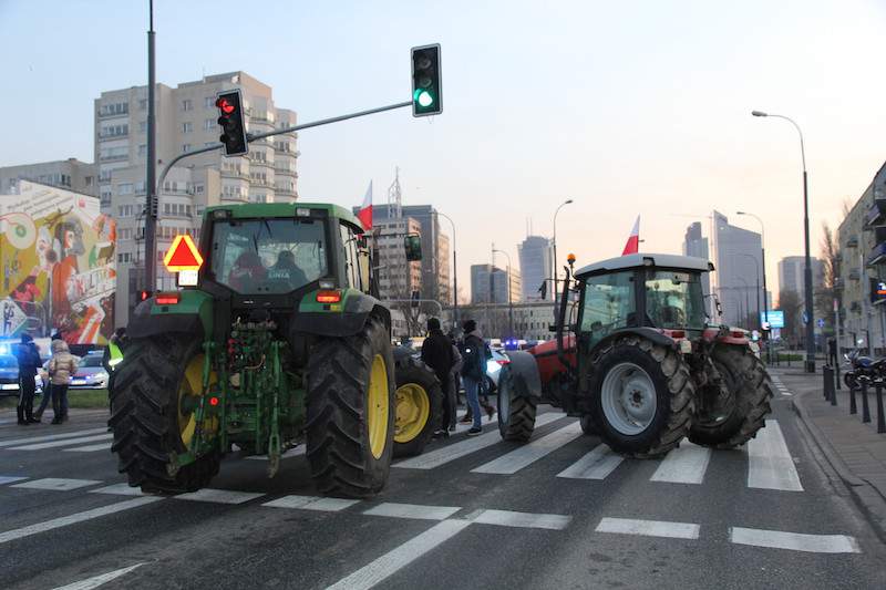 Ok. 50 traktorów pojawiło się nad ranem na ul. Kasprzaka i zatarasowało jezdnię