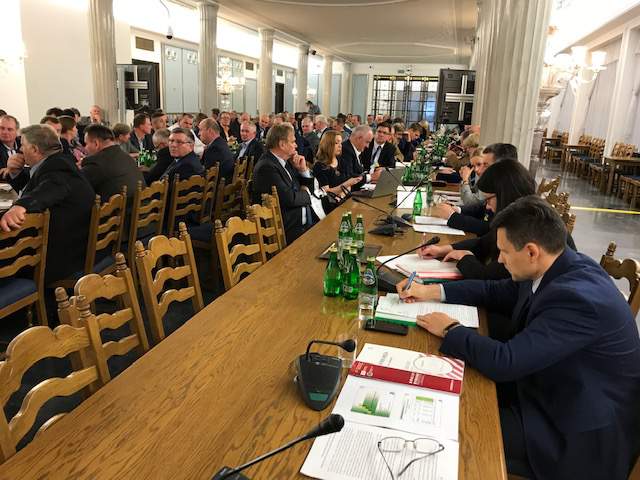 Sala Kolumnowa Sejmu jest wypełniona paralmentarzystami, rolnikami i pzredstawicielami związków branżowych.