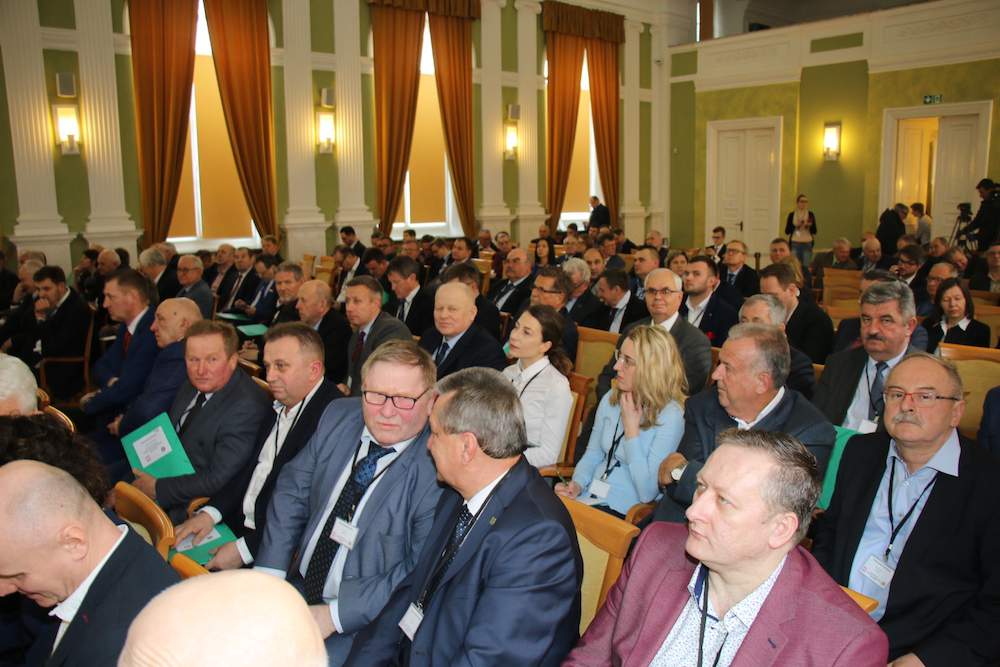 W debacie wzięli udział przedstawiciele 168 izb, związków i organizacji rolniczych oraz przetwórczych i konsumenckich.