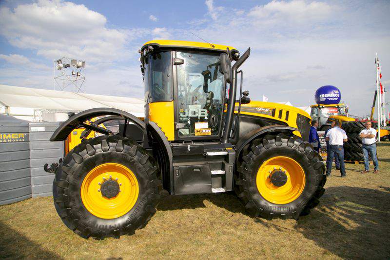 JCB produkuje traktory Fastrac z serii 3000, 4000 i 8000.