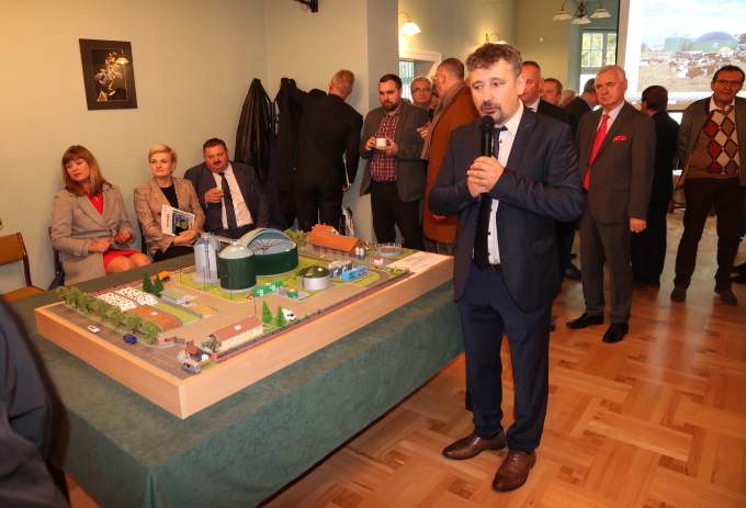 prof. Jacek Dach podczas wstępnej prezentacji modelu biogazowni
