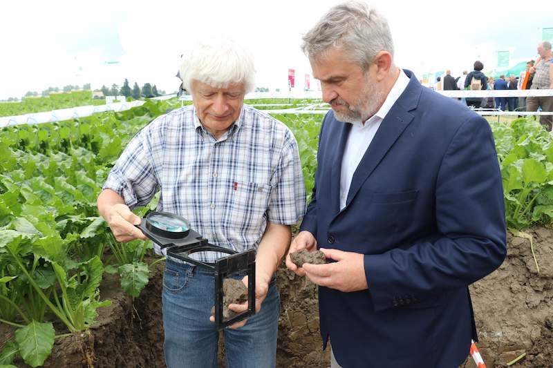 dr hab. Zygmunt Miatkowski (po lewj) i Jan Krzysztof Ardanowski – Ministre Rolnictwa i Rozwoju Wsi na Dniach Pola KSC
