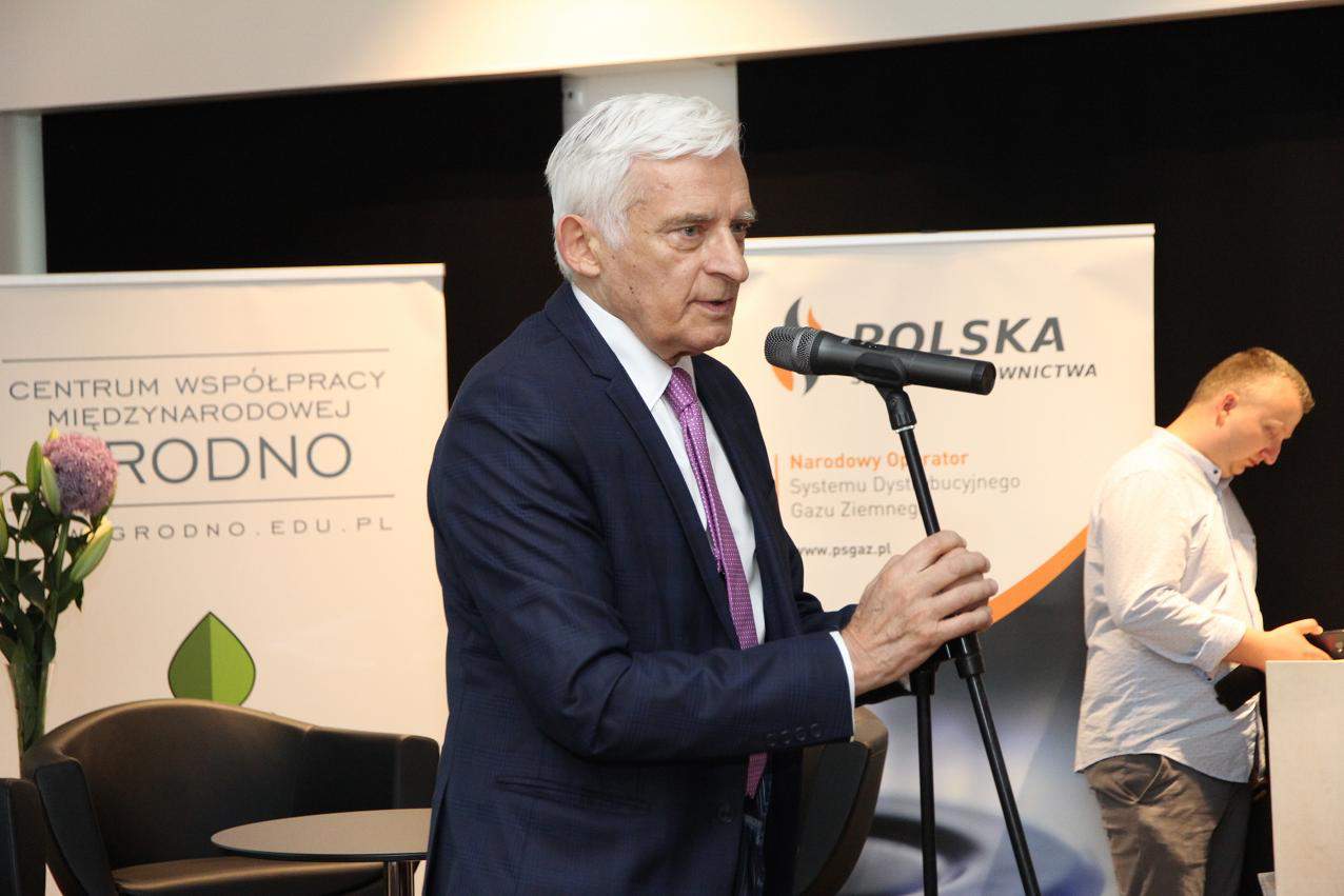 Prof. Jerzy Buzek na konferencji w Grodnie podkreślał, że nie unikniemy przejścia na bardziej nowoczesne źródła energii w przyszłości.