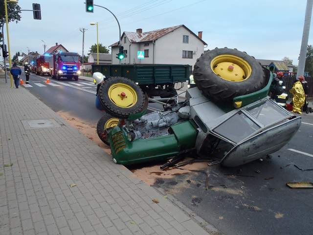 Wypadek rolniczy w Klukowie, na drodze nr 188. Ciągnik zderzył się z osobówką.