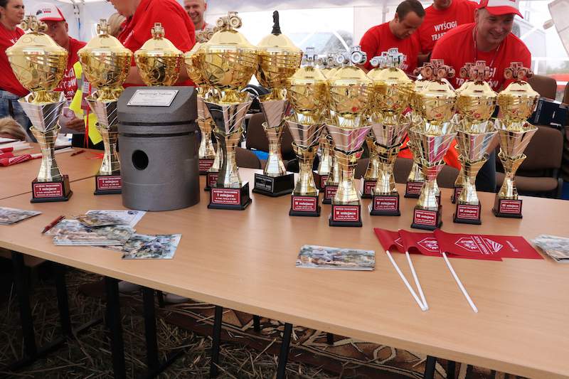 Puchary dla zwycięzców w Kramp Race.