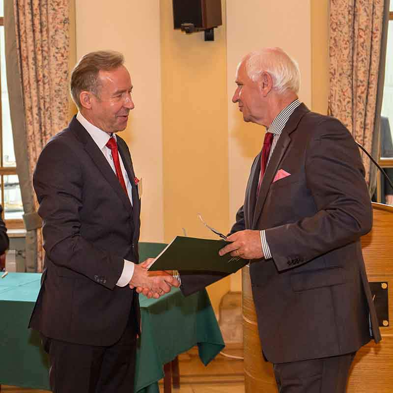 Rektor Uniwersytetu Przyrodniczego w Poznaniu prof. dr hab. Grzegorz Skrzypczak składa gratulacje na ręce prof. dr hab. Jacka Przybyła.