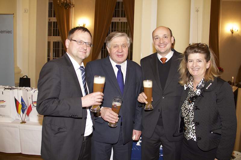 Minister Jurgiel, pracownicy niemieckiej ambasady i niemieckie piwo.