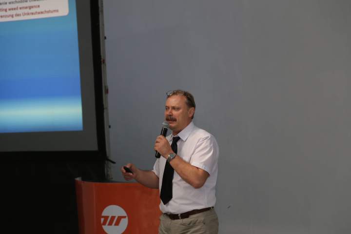 Prof. Dariusz Jaskulski z UTP w Bydgoszczy mówił o walorach bezorkowej uprawy gleby.