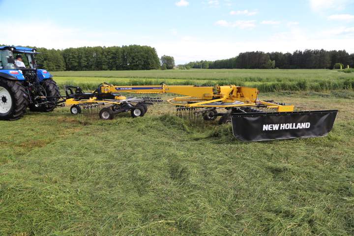 Zgrabiarka New Holland ProRotor L640 T podczas pracy.