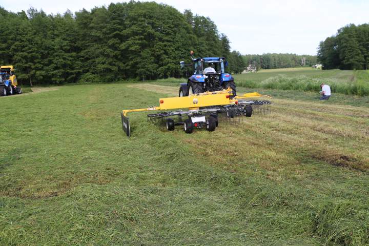 Zgrabiarka New Holland ProRotor L640 T podczas pracy.