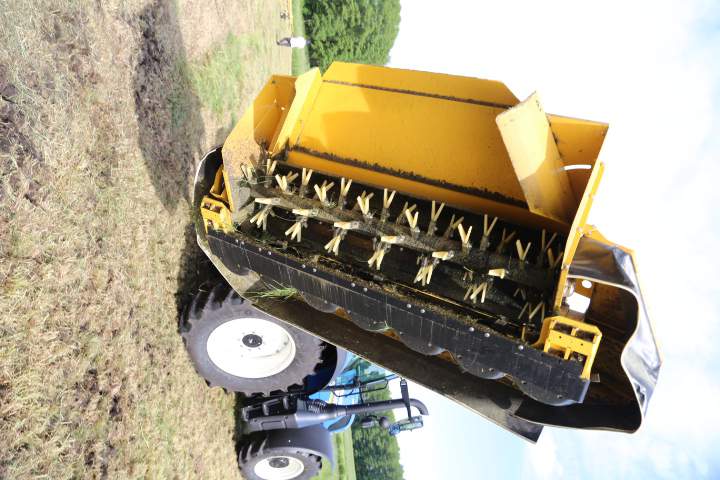 Kosiarka New Holland DiscCutter 280 P była wyposażona w palcowy spulchniacz pokosu.