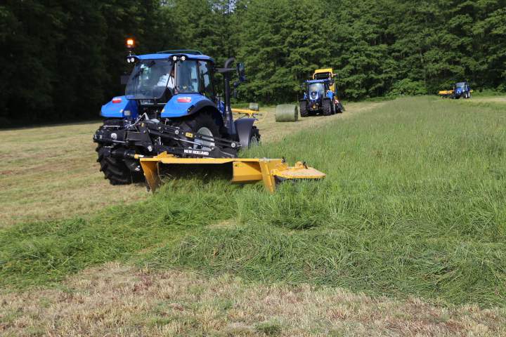 New Holland DiscCutter 280 P podczas pracy.