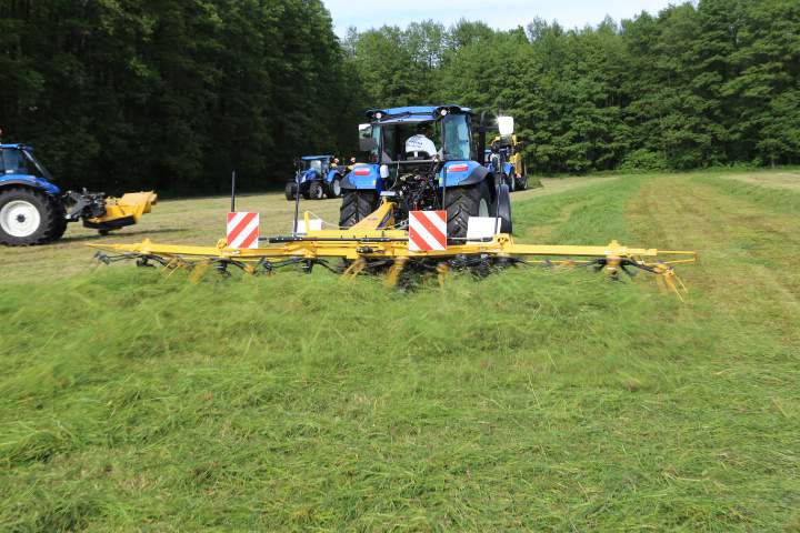 Przetrząsacz New Holland ProTed 760 podczas pracy.