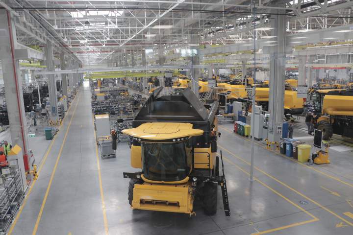 Widok z góry na przestrzen montażową nowej hali produkcyjnej koncernu CNH w Płocku