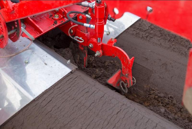Grimme TerraProtect: ząb spulchniający z przodu u trójkątny element formujący dno redliny.
