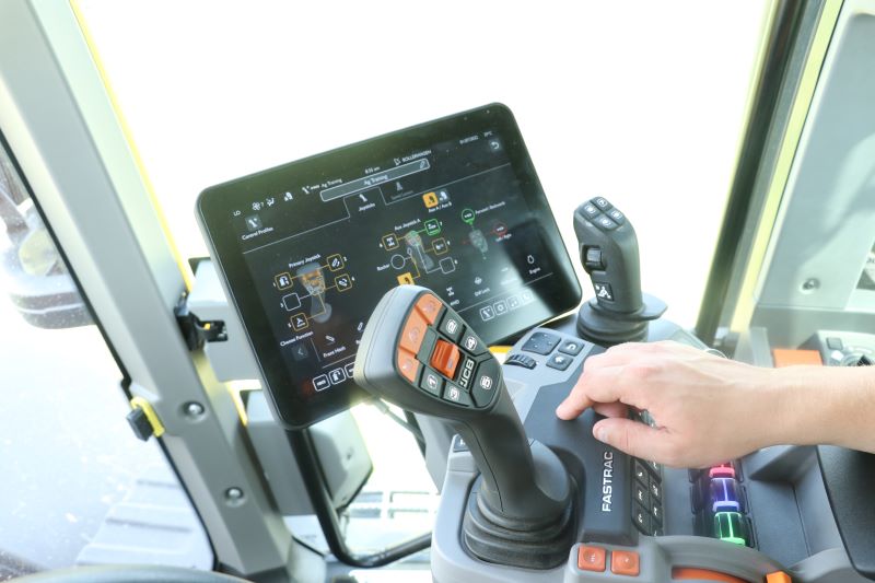 JCB iCon: nowy podłokietnik i monitor do obsługi ciągników Fastrac.