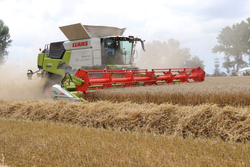 Nowy kombajn zbożowy Claas Trion.