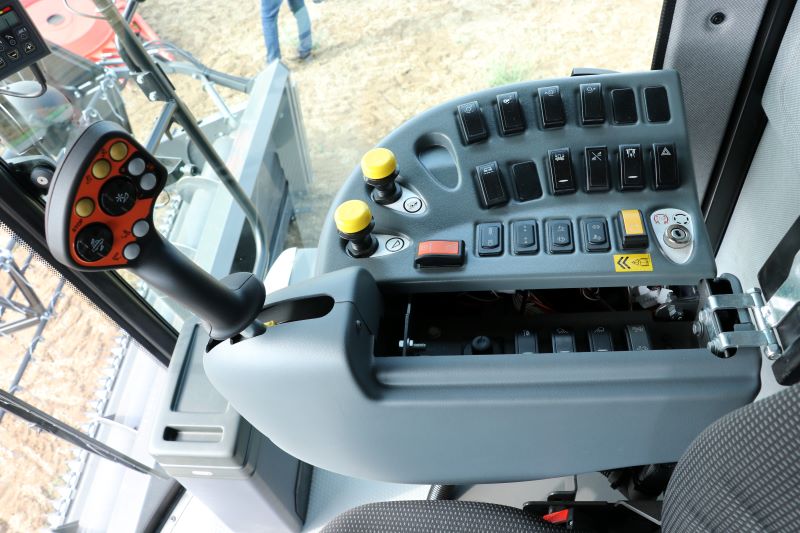 W Fendt Corus dźwignia wielofunkcyjna zintergrowana jest z podłokietnikiem.
