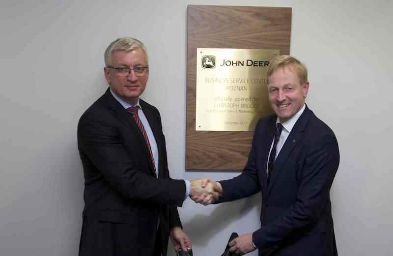 Tablicę pamiątkową w nowym biurze John Deere odsłonił Prezydent Poznania Jacek Jaśkowiak wraz z Christophem Wiggerem z John Deere