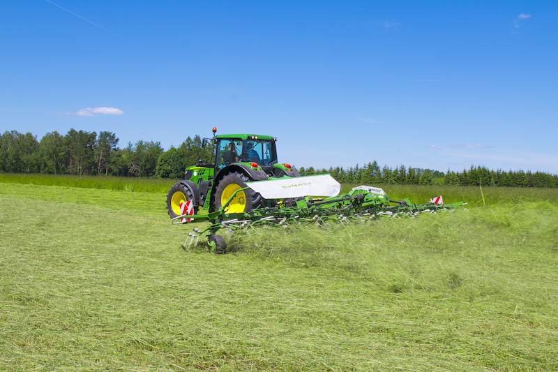 Masa przetrząsacza Samasz P10-1200 to 2120 kg.