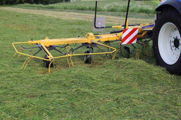 Pokaz maszyn do zbioru zielonek New Holland w miejscowości Borki-Kosiorki.