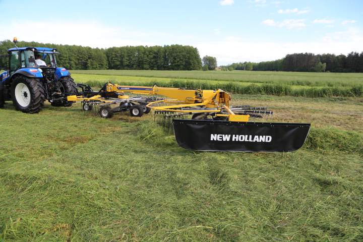 Pokaz maszyn do zbioru zielonek New Holland w miejscowości Borki-Kosiorki.